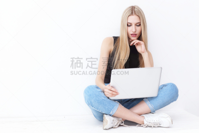 使用手提电脑,坐在地上,青年女人,幸福,美,笔记本电脑,水平画幅,美人,白人,衬衫