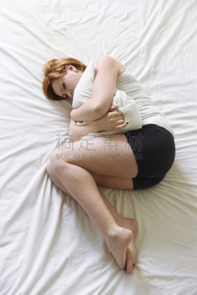 痛苦,床,胃,肚子,青年女人,月经前综合症,胃疼,有月经,人类消化系统,垂直画幅