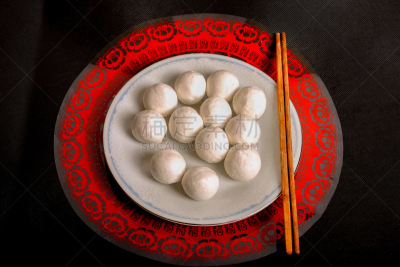 米饭炸肉饼,红包,元宵节,水平画幅,无人,春节,影棚拍摄,红色,传统节日,亚洲