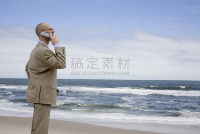 男商人,手机,卫星电话,打破纪录,翻盖手机,中老年男人,云景,仅中老年男人,仅一个中老年男人,仅男人
