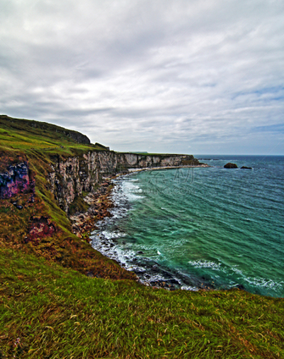 卡里克索桥,爱尔兰共和国,海岸线,几乎,white cliffs,安特里姆郡,北爱尔兰,垂直画幅,水,天空