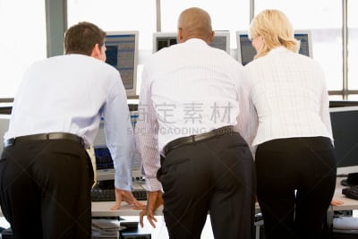 显示器,股票交易员,办公室,30到39岁,水平画幅,白人,男商人,仅成年人,股市数据,背面视角