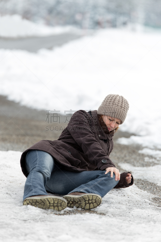 街道,冰,青年女人,意外事件,垂直画幅,身体受伤,膝,沙子,雪,风险