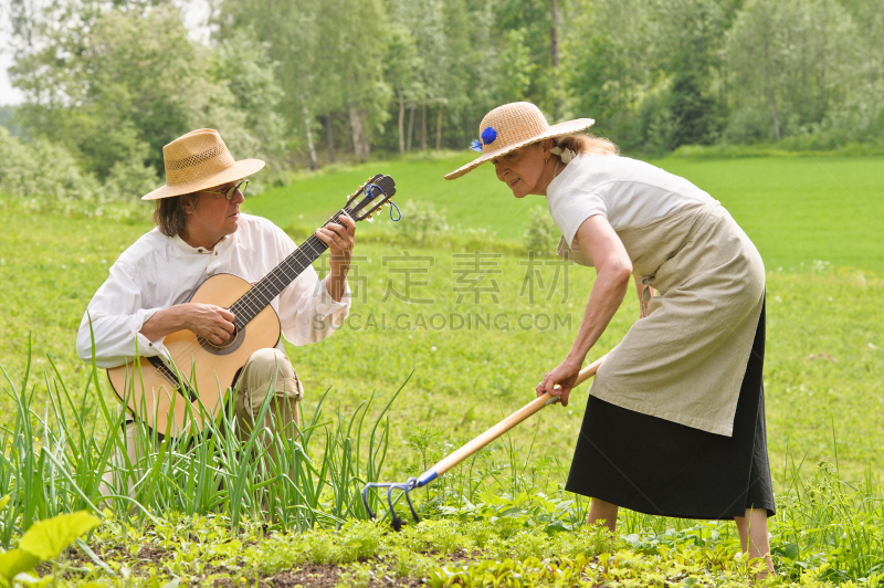 菜园,音乐,耙子,草帽,夏天,男性,仅成年人,女人,欧洲北部,绿色