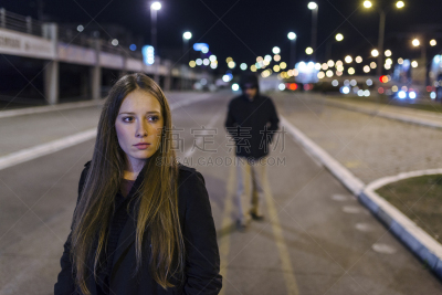 女人,安全护栏,夜晚,连帽运动外套,仅成年人,长发,青年人,青年男人,街道,儿童