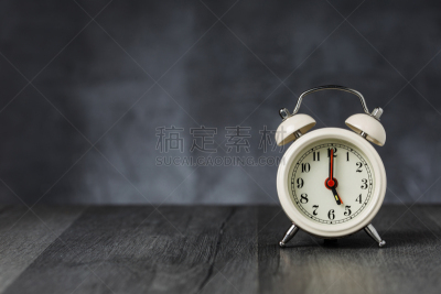 5点整,白色,钟针,闹钟,背景,留白,桌子,黑色,木制,复古