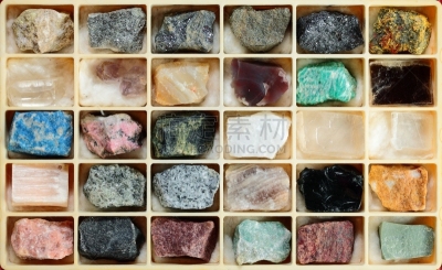 岩石,绿色微斜长石,蓝铜矿,展示盒,天然磁石,标本架,黄铁矿,宝石学,金属矿石,灵性