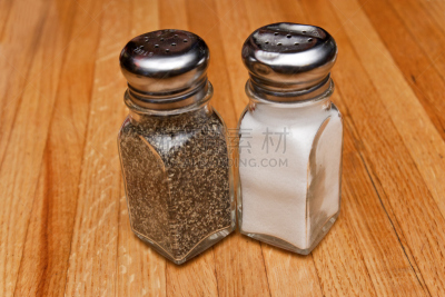 盐瓶,胡椒粉瓶,有凹痕的,食品添加剂,钠,野餐桌,黑胡椒子,茶几,开胃品,撒下