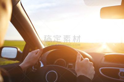 汽车,方向盘,公路,仪表板,透过窗户往外看,看风景,司机,汽车内部,通勤者,安全的