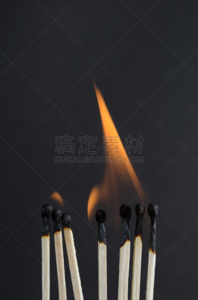 火柴棍,黑色背景,垂直画幅,火柴,木制,人,易燃品,特写,哈萨克斯坦,硫磺