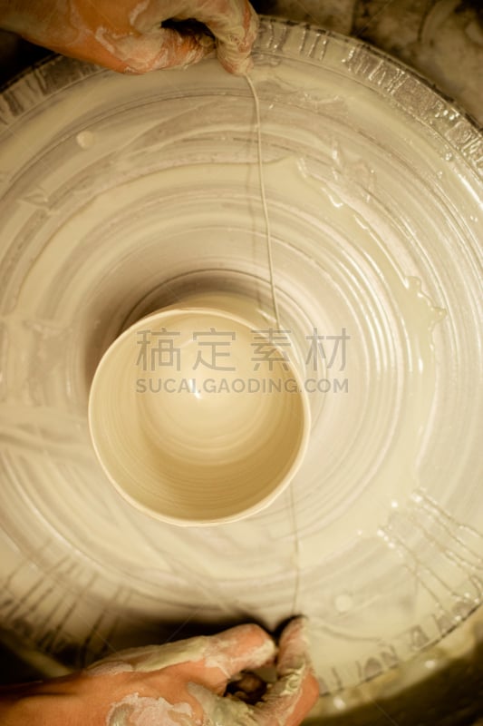 陶瓷工艺品,陶工旋盘,表现主义,艺术模特,面无表情,垂直画幅,纯净,仅成年人,现代