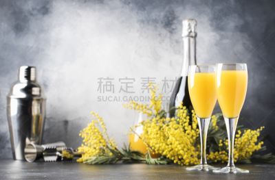 含酒精饮料,玻璃杯,鸡尾酒,香槟,金合欢树,文字,冷,蓝色背景,橙汁,花