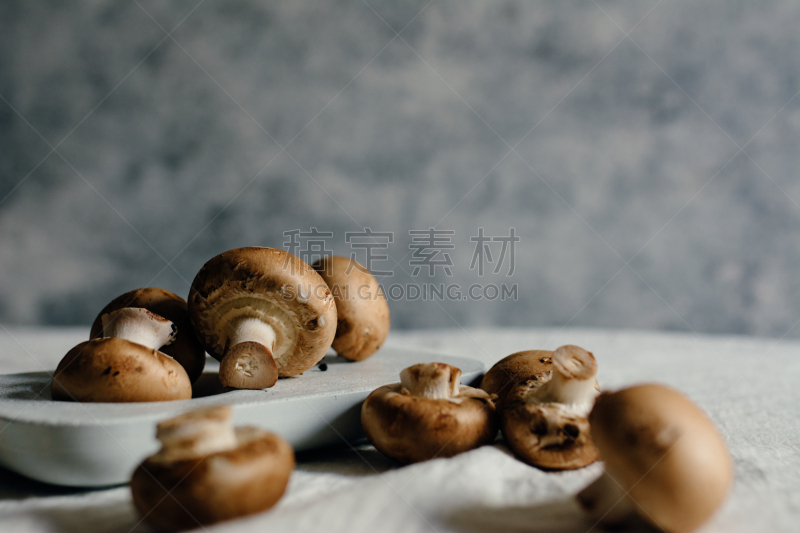 生食,食用菌,清新,桌子,crimini mushroom,蘑菇木耳,波托贝洛蘑菇,饮食,水平画幅,素食