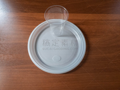 一次性杯子,塑料盘,特写,平衡折角灯,一次性物品,背景分离,拉脱维亚,野餐,塑胶,环境保护