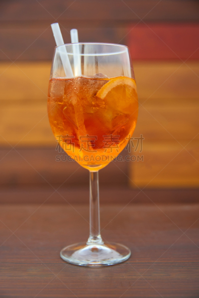 玻璃杯,橙色背景,特写,葡萄酒,果汁,色彩鲜艳,威士忌,水果,份量,充满的