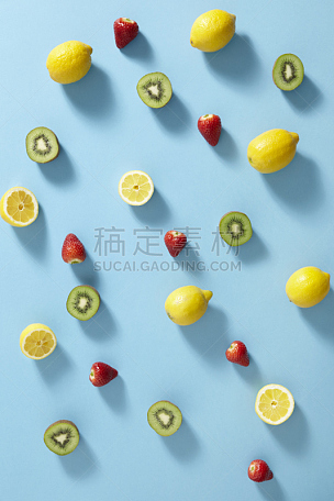 香蕉,蓝色背景,奇异果-水果,水果,草莓,式样,色彩鲜艳,垂直画幅,无人,蓝色