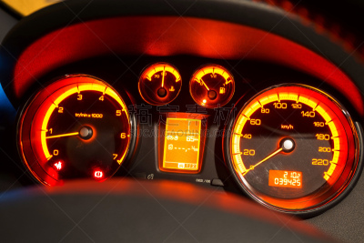 仪表板,特写,汽车,水平画幅,夜晚,无人,陆用车,速度计,交通方式,燃油测量表