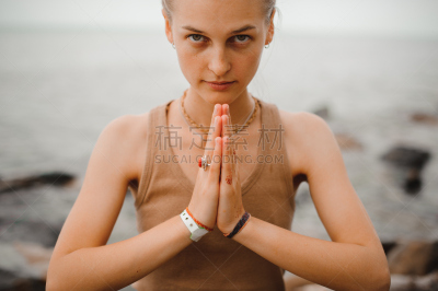 祈祷式,做手势,美女,圣泥印,水平画幅,健康,特写,姿态,毯子,人的脸部