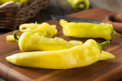 Raw Organic Yellow Banana Peppers