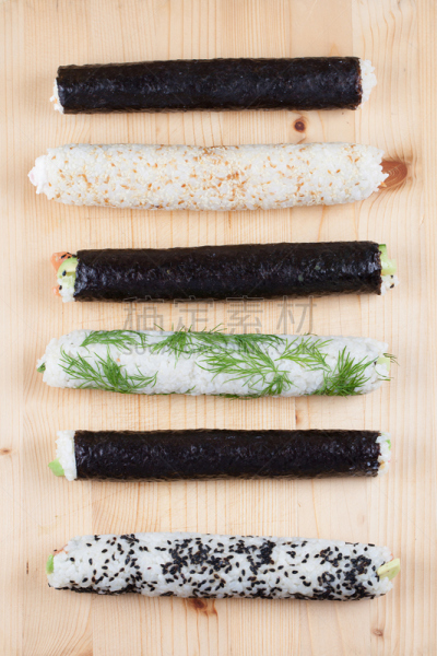 寿司,案板,自制的,加州卷,inside out寿司卷,鱼浆,紫菜,生鱼片寿司,寿司卷,垂直画幅