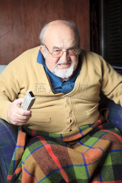 老年男人,不高兴的,仅一个老年男人,舒服,仅男人,一个人,仅一个男人,沙发,肮脏的,拿着