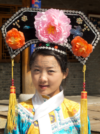 女人,注视镜头,满族,东北,云南省,垂直画幅,衣服,人,仅成年人