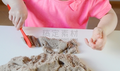 沙子,女孩,手,进行中,可爱的,拉脱维亚,仅一个女孩,塑胶,肖像,一个人