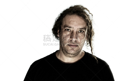 注视镜头,中老年男人,通缉照,北非人,暗色,面无表情,仅男人,肖像,一个人,生闷气的