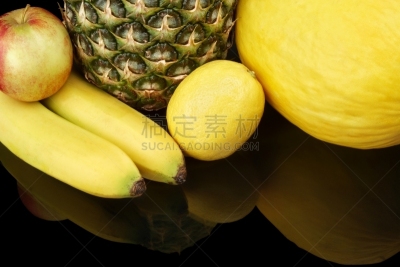 在底端,菠萝,香蕉,黄色,柑橘属,水果,舞台,黑色背景,聚合时期,留白