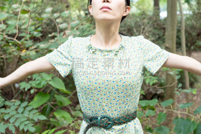森林,女人,沃金市,膜片,摒住呼吸,手腕,家庭妇女,性别刻板印象,留白,公园