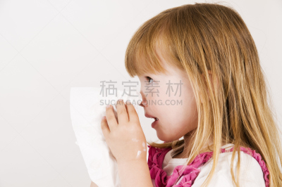 女孩,手帕,金色头发,学龄前,擤鼻子,学龄前儿童,水平画幅,纸巾,侧面像,人