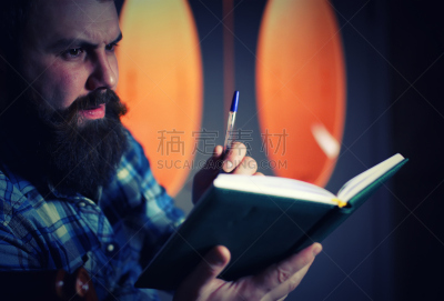 日记,男人,络腮胡子,哈佛大学,常春藤盟校,计划书,肖像,儿童教育,技术,椅子