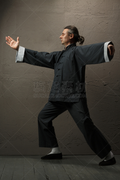 太极,和服,武术,松弛练习,男人,马尾辫,头发向后梳,成年的,墙,侧面像