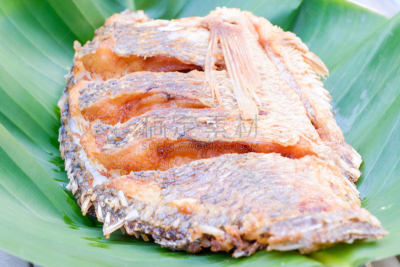 鱼类,罗非鱼,香蕉叶,餐具,格子烤肉,水平画幅,膳食,海产,特写,白色