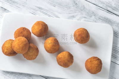 米饭炸肉饼,盘子,母球,球,水平画幅,膳食,莫扎瑞拉奶酪,奶酪,乡村风格,塞满了的