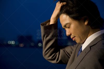 男商人,肩,头发,生气,天空,30到39岁,水平画幅,地形,夜晚,仅一个中年男人