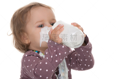 牛奶,玻璃杯,幼儿,水平画幅,膳食,饮料,白人,特写,白色,生长