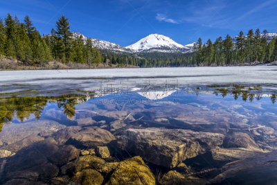 倒影湖,岩石,莱森火山国家公园,拉森山,美国,水平画幅,山,无人,户外,加利福尼亚