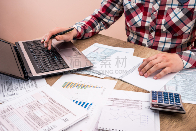 笔记本电脑,商务,男人,报告,税表,图表,1040税表,表格填写,办公室,水平画幅