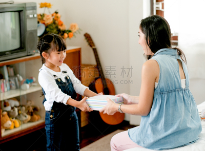 女儿,母亲,亚洲,家具,卧室,背景聚焦,接力赛,包装纸,给予