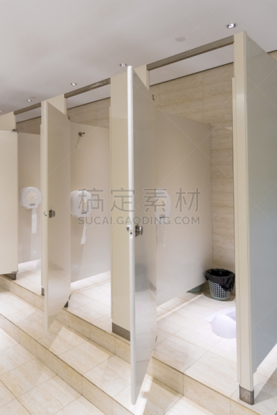 卫生间,垂直画幅,浴室,人,瓷砖,干净,门,室内,白色,卫生纸