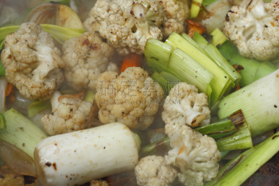 蔬菜,拉维纪草植物,鸡油菌,嫩煎食品,格子烤肉,胡萝卜,水平画幅,精制土豆,乡村风格,烟