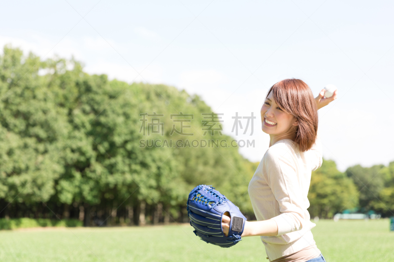 传球游戏,日本人,女人,棒球手套,捕手手套,棒球,进行中,亚洲人,运动手套,公园