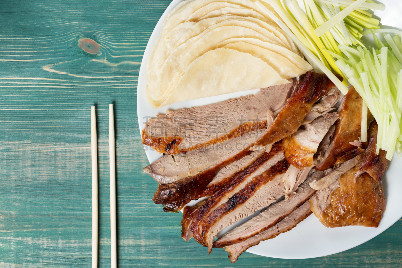 鸭子肉,薄烤饼,黄瓜,桌子,洋葱,北京鸭,筷子,木制,绿色