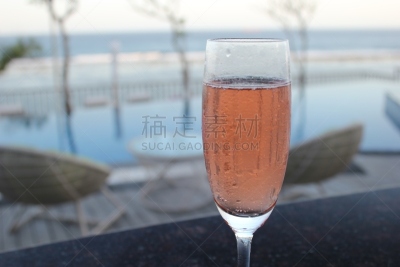 桃红香槟,游泳池,一只动物,两只动物,玻璃杯,水,旅游目的地,水平画幅,无人,香槟