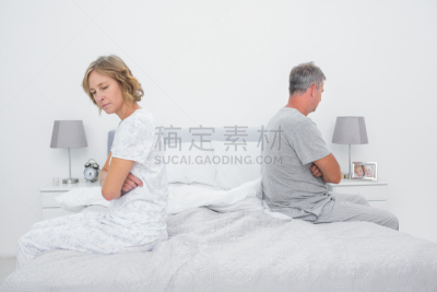 床,异性恋,不理的,反差,水平画幅,家庭生活,伴侣,白人,男性,不看镜头