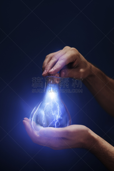 拿着,电灯泡,垂直画幅,能源,超现实主义的,玻璃,明亮,电源,瓶子,电