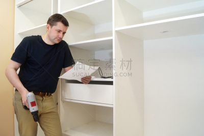 螺丝刀,柜子,男人,鸟食盆,衣柜,水平画幅,建筑设备,家具,仅男人