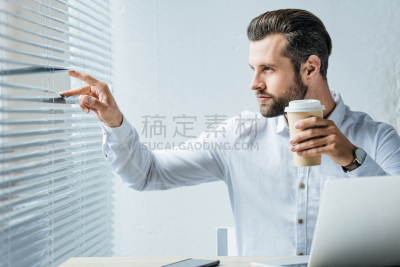 男商人,窗户,咖啡,看,拿着,办公室,领导能力,络腮胡子,笔记本电脑,水平画幅