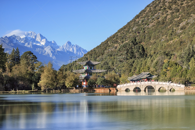 黑龙潭公园,玉龙雪山,丽江,白族,纳西族,云南省,四川省,夏天,屋顶,山